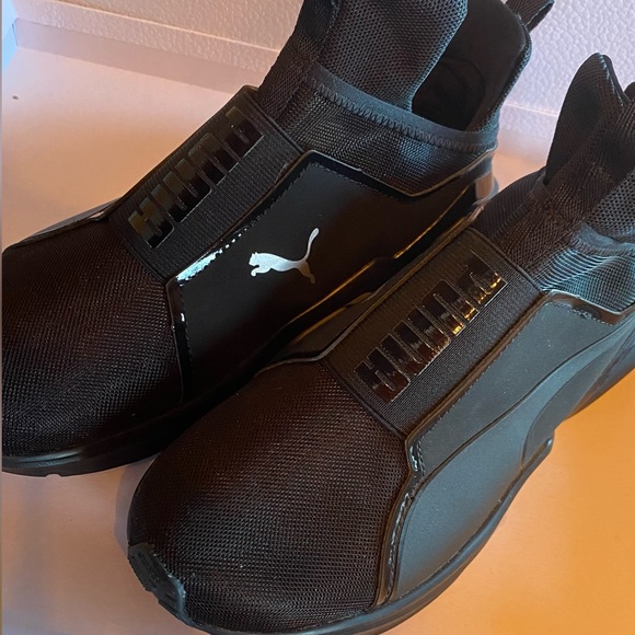 (ALMOST NEW) Puma Sneakers Light Weight - Picture 6 of 8